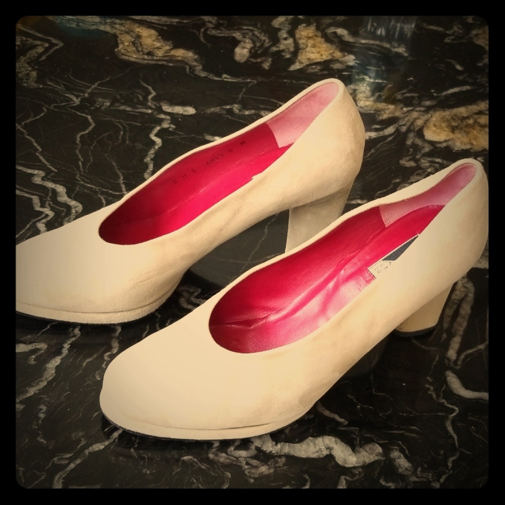 Charles Jourdan vintage suede tan size 8 pumps